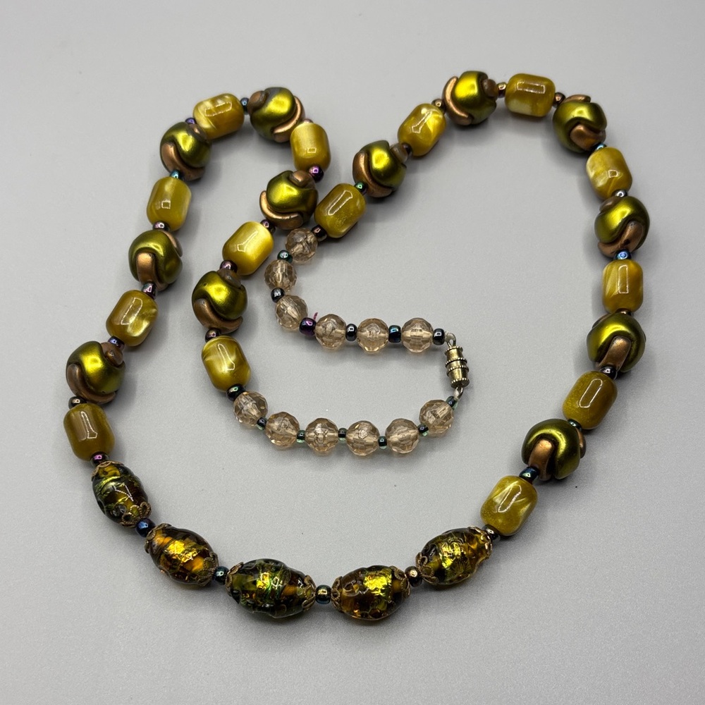 Gorgeous Lemony and Olive Green Foiled and Satin Glass Bead Necklace JP237